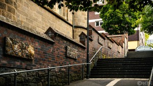 9A1A8975-230723-Mosaik-Normannen-Kruehbusch-Treppe