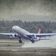 2012-06-03-LSZH-0415-Flugzeug im Regen