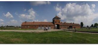 auschwitz-birkenau-tor.jpg