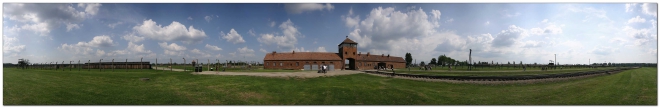 auschwitz-birkenau-tor.jpg