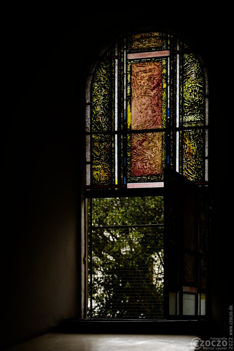 20220827-9A1A9247-ON1-Friedhofskirche-Fenster.jpg