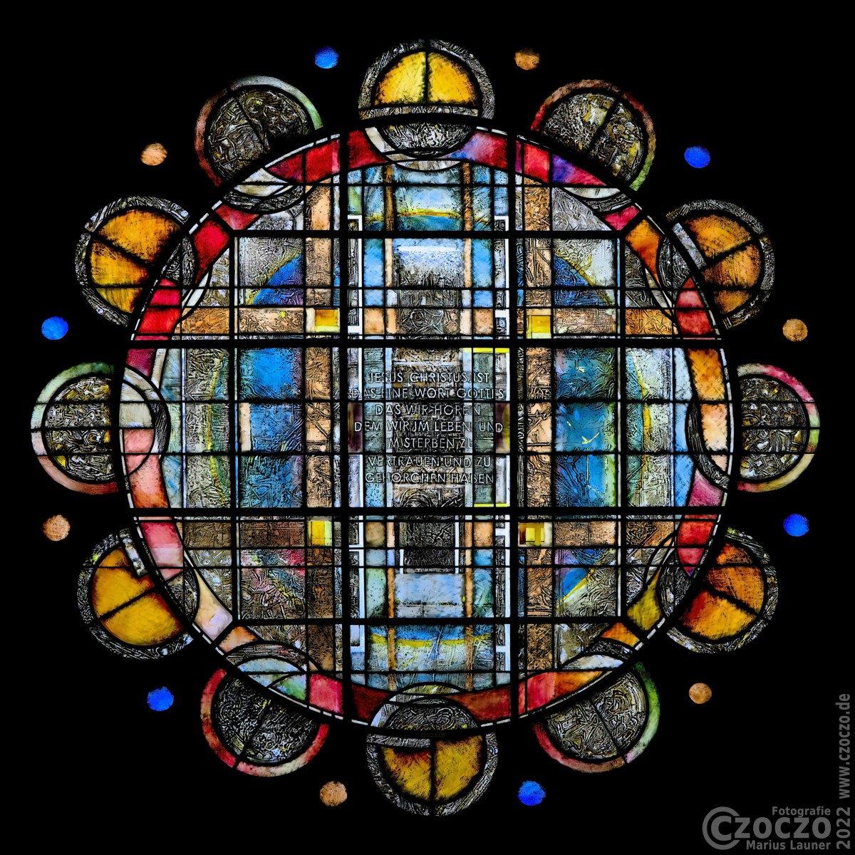20220827-9A1A9250-ON1-Friedhofskirche-Fenster.jpg