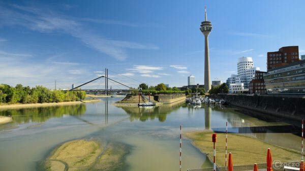 Düsseldorf Medienhafen im Trockenzeit